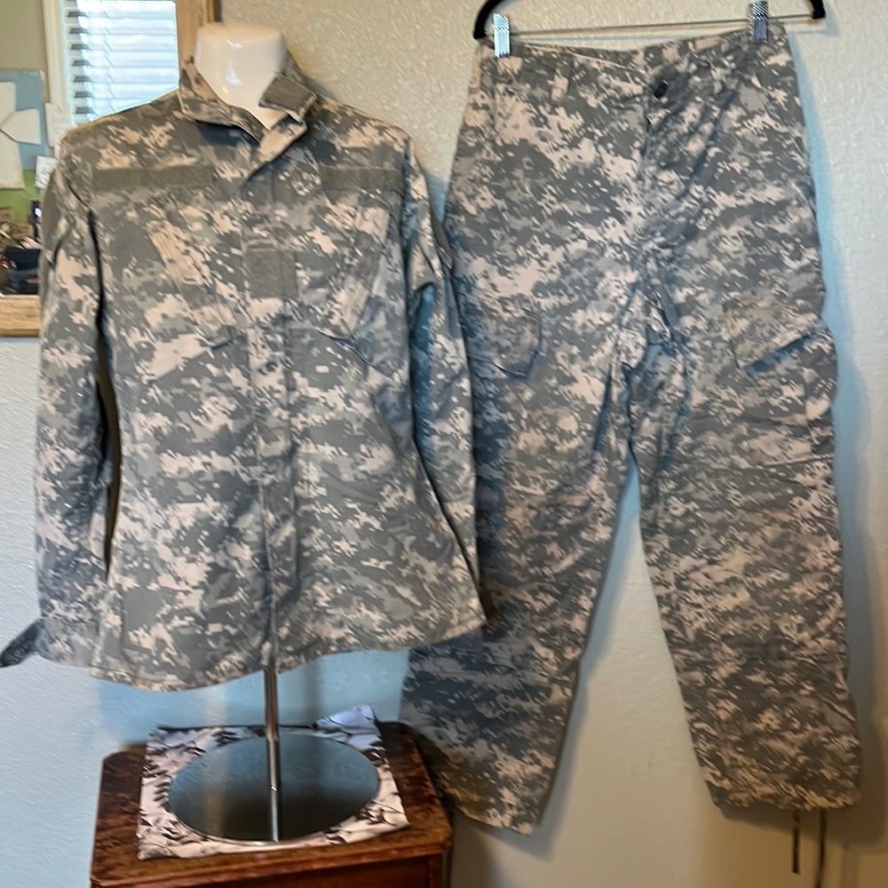 Women’s Camo jacket and pants set Size jacket is XS pants small short